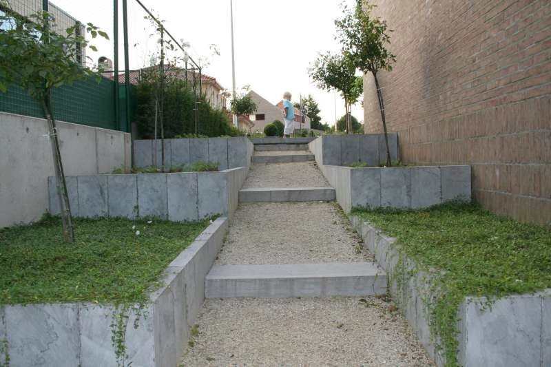 Trappen in gebouchardeerd graniet
